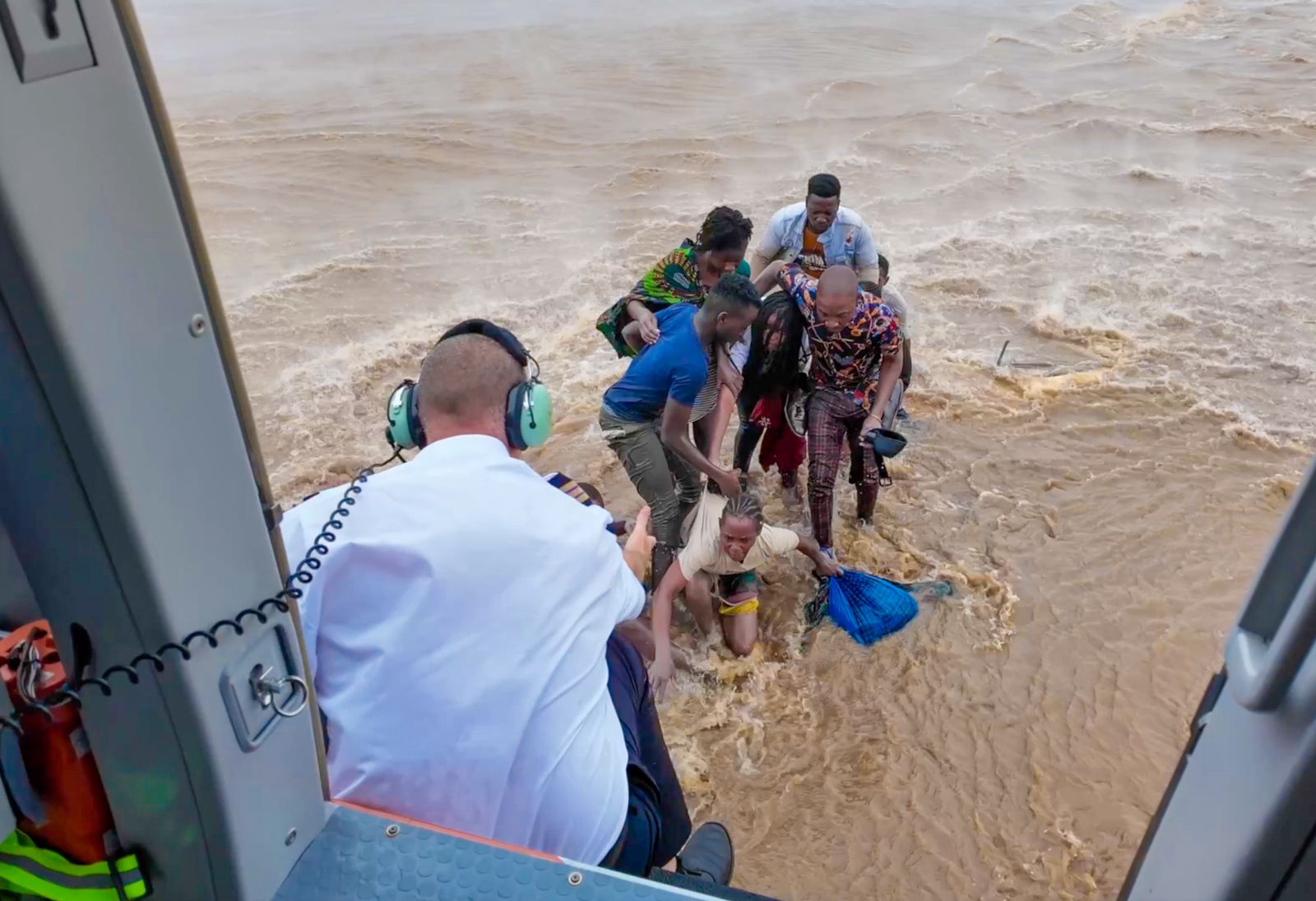 Chapo lidera resgate aéreo nas cheias de Gaza
